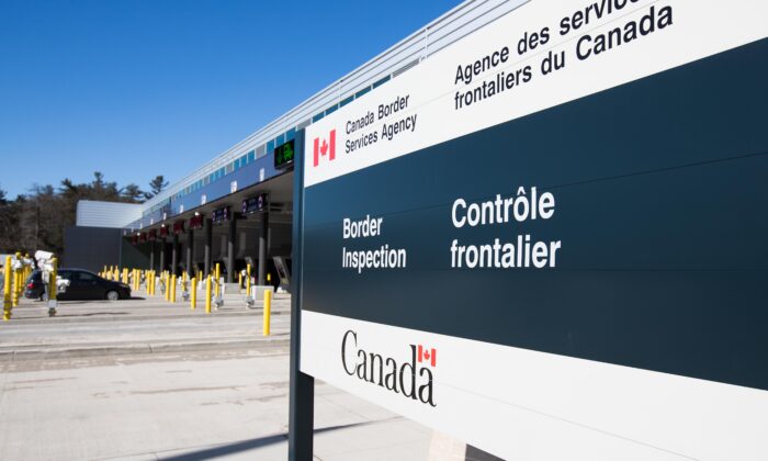 Canada bãi bỏ các quy định về vaccine COVID-19 tại biên giới