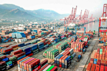 Cước phí vận chuyển container toàn cầu đã giảm một nửa kể từ tháng Ba