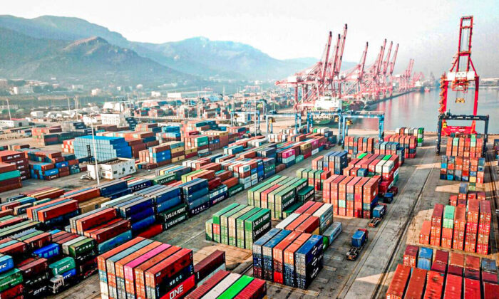 Cước phí vận chuyển container toàn cầu đã giảm một nửa kể từ tháng Ba