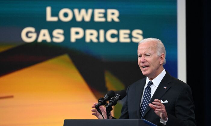 TT Biden yêu cầu các trạm xăng giảm giá khi giá xăng tăng ngày thứ bảy liên tiếp