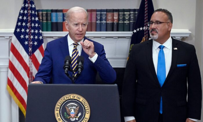 Đơn kiến ​​nghị khẩn cấp yêu cầu SCOTUS chặn chương trình cho vay sinh viên của TT Biden