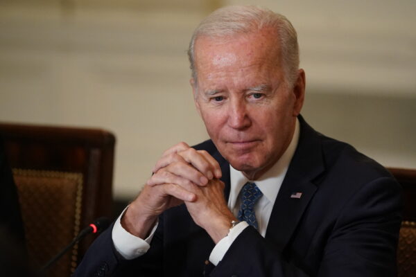 Các nhà lập pháp thúc giục TT Biden ban hành sắc lệnh sàng lọc các khoản đầu tư của Hoa Kỳ vào Trung Quốc