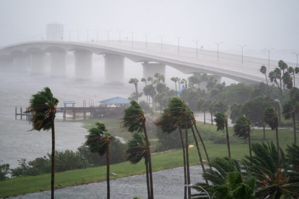 2 triệu người bị mất điện khi bão Ian ập vào Florida