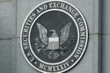 SEC buộc tội hai giám đốc điều hành Trung Quốc về giao dịch nội gián