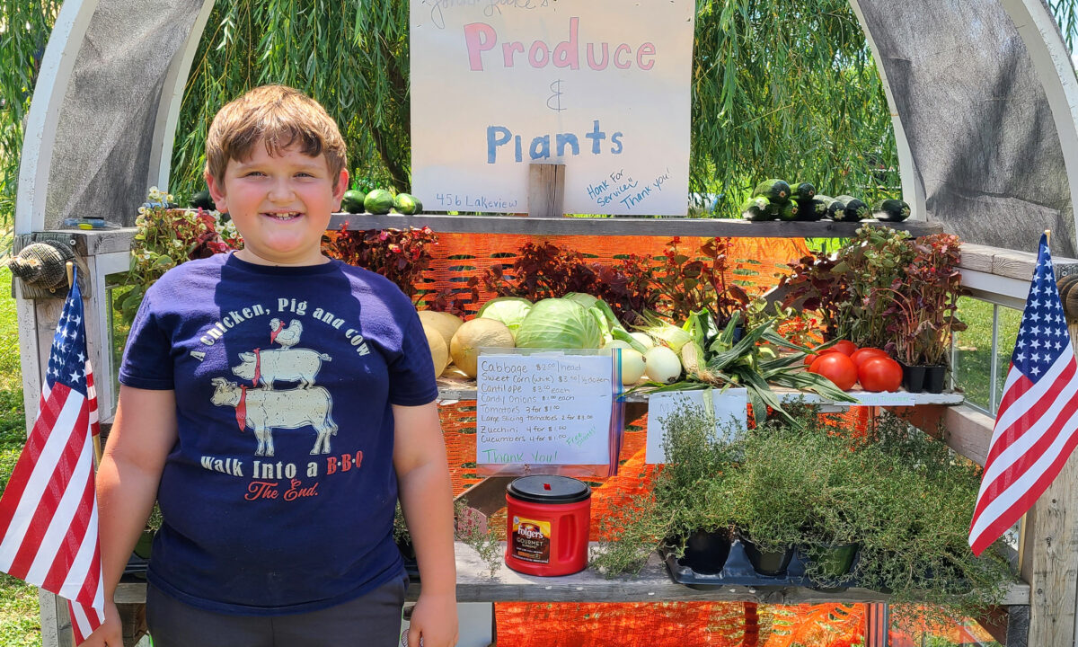 Cậu bé lớp ba mơ ước trở thành nông dân và mở quầy bán rau củ do mình tự trồng