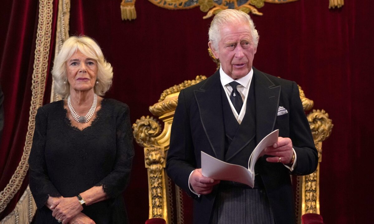 Vua Charles Đệ tam chính thức được tấn phong trong buổi lễ đăng quang được phát sóng trên truyền hình