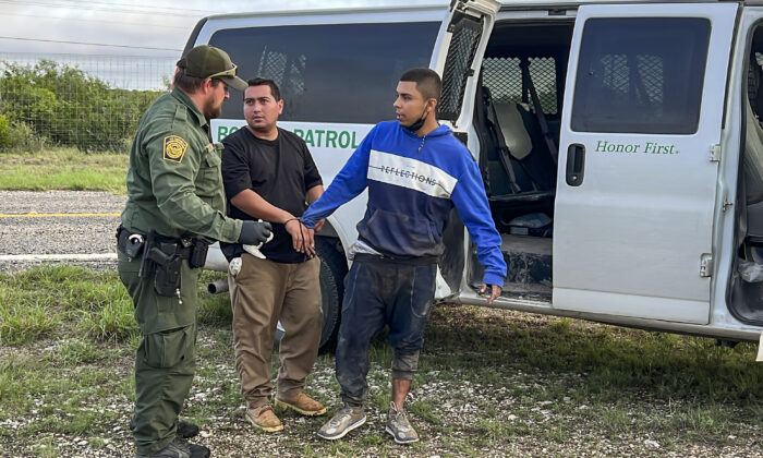 Lần đầu tiên trong lịch sử, hơn 2 triệu người bị bắt giữ tại biên giới Hoa Kỳ-Mexico trong vòng một năm