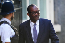 Bảng Anh giảm xuống mức thấp kỷ lục sau kế hoạch giảm thuế