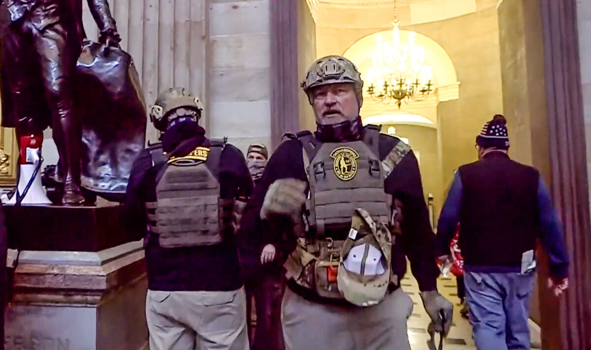 [ĐỘC QUYỀN] Bản ghi chép của FBI cho thấy ông Rhodes đã yêu cầu nhóm Oath Keepers tránh xa Điện Capitol