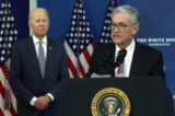 Chủ tịch Fed Jerome Powell đưa ra nhận xét trái ngược với TT Biden về lạm phát