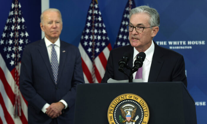 Chủ tịch Fed Jerome Powell đưa ra nhận xét trái ngược với TT Biden về lạm phát
