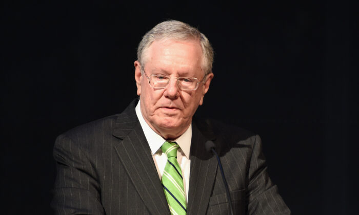 Ông Steve Forbes chỉ trích Fed vì ‘khiến mọi người nghèo hơn’, khẳng định Mỹ đang suy thoái