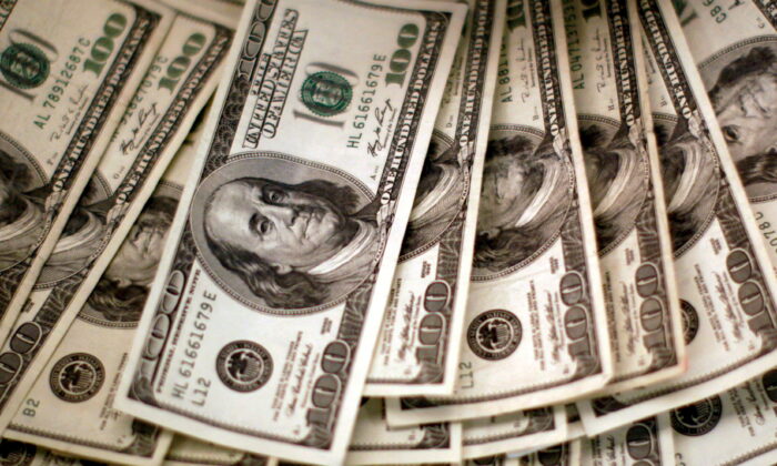Báo cáo: Người Mỹ đã mất 4,200 USD thu nhập hàng năm dưới thời chính phủ TT Biden
