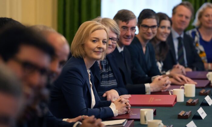 ĐCSTQ phản ứng với bà Liz Truss và nội các mới bằng sự im lặng và thái độ hoài nghi