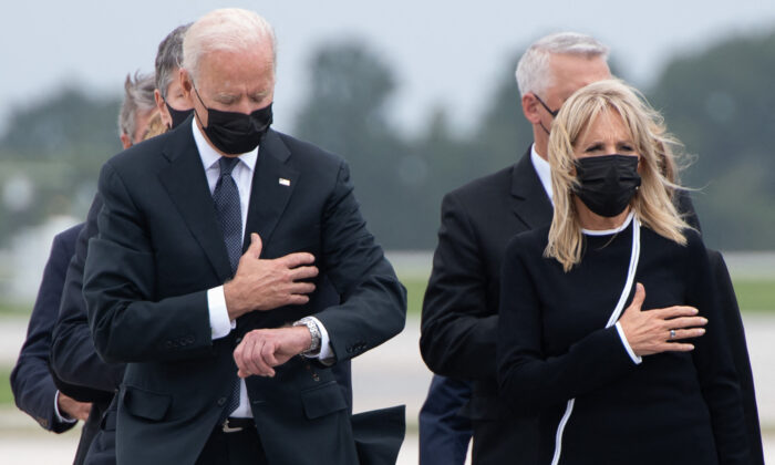 Sự phản bội đáng hổ thẹn ở Afghanistan của ông Biden