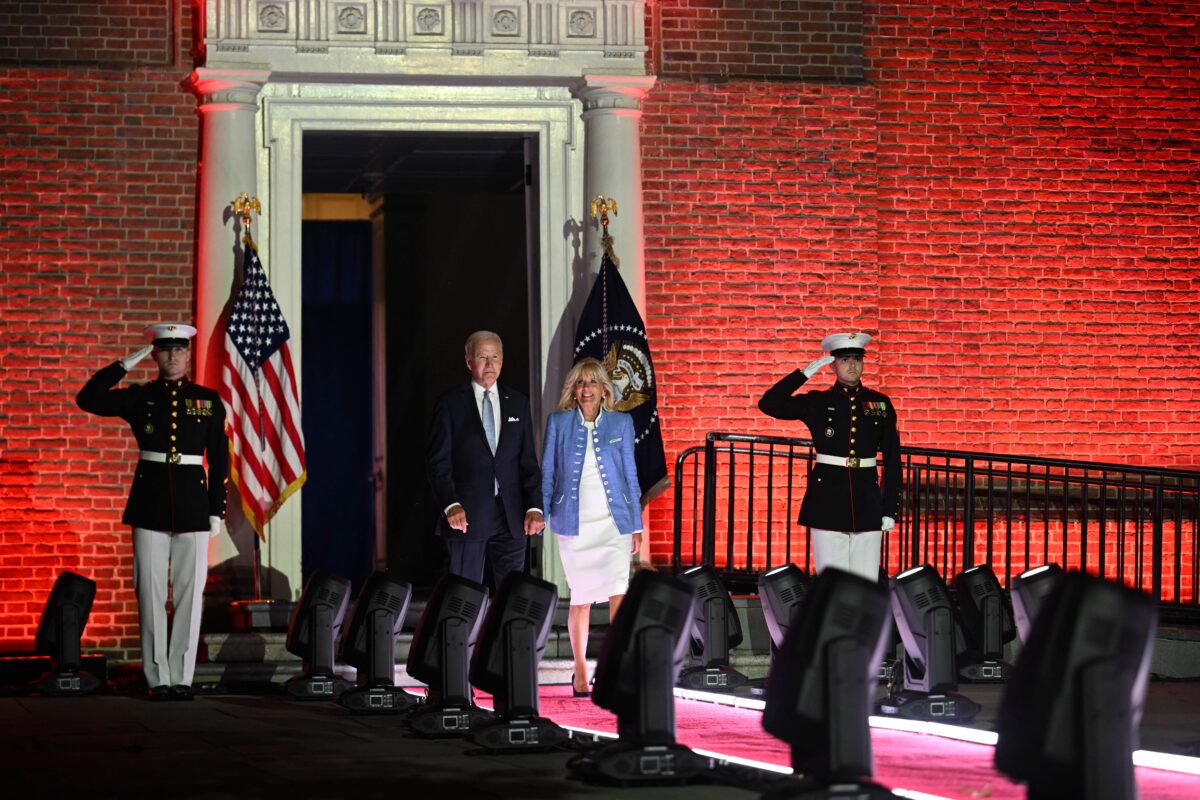 Tòa Bạch Ốc biện hộ cho sự hiện diện của Thủy quân lục chiến khi TT Biden có bài diễn văn chống MAGA