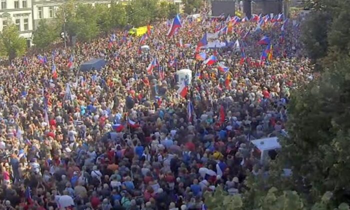 Hàng chục ngàn người biểu tình phản đối Chính phủ Séc, EU, NATO