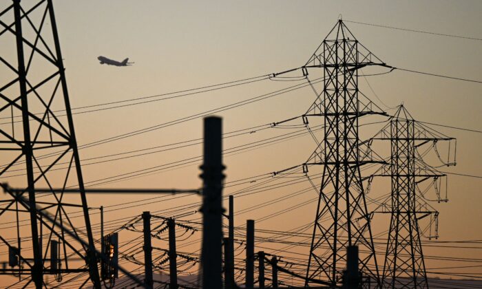 California ban bố tình trạng khẩn cấp về lưới điện, cho biết có thể cúp điện