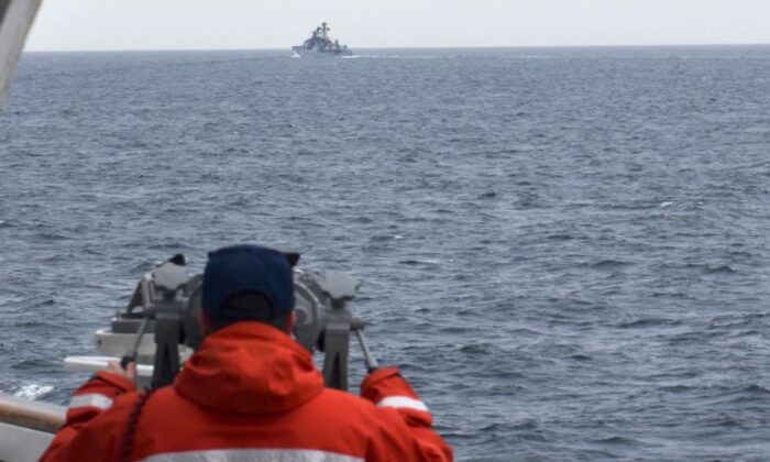 Tuần dương hạm của Trung Quốc và chiến hạm của Nga được phát hiện gần Alaska