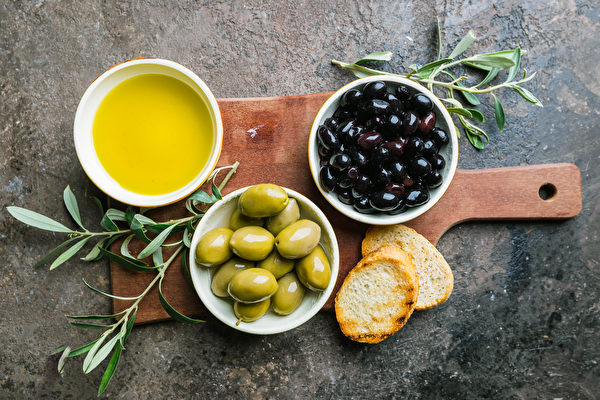 Khám phá huyền thoại về dầu ô liu và ba món ăn cổ điển của Địa Trung Hải