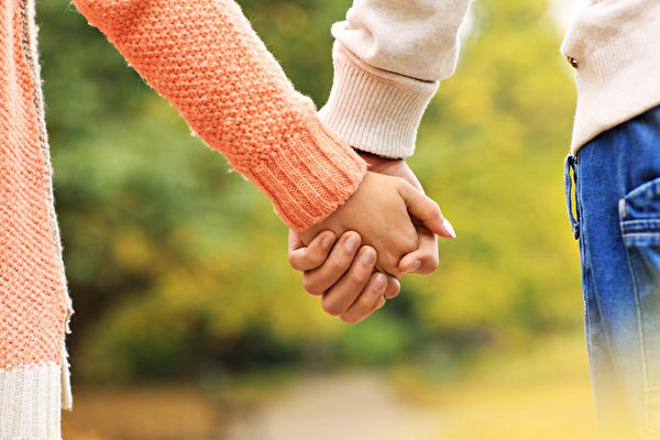 Nhân sinh cảm ngộ: Những cái nắm tay chan chứa tình yêu thương