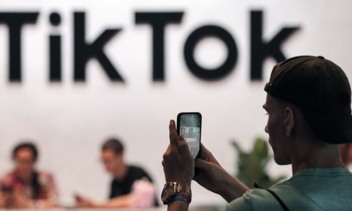 CEO Snap: Thành công của TikTok là nhờ vào ‘hàng tỷ tỷ dollar’ tiền của ĐCSTQ