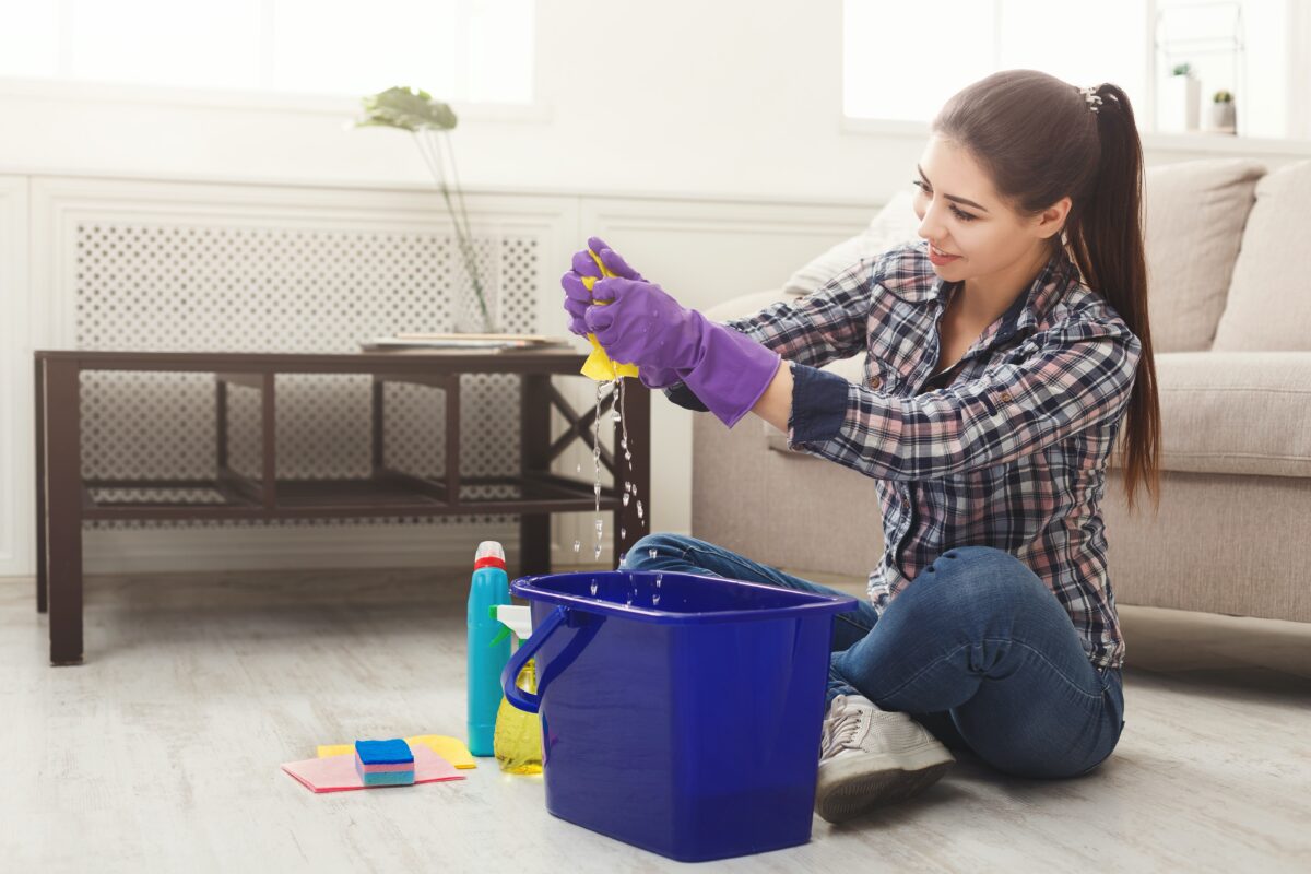 Bí quyết làm sạch sàn gỗ với oxy già