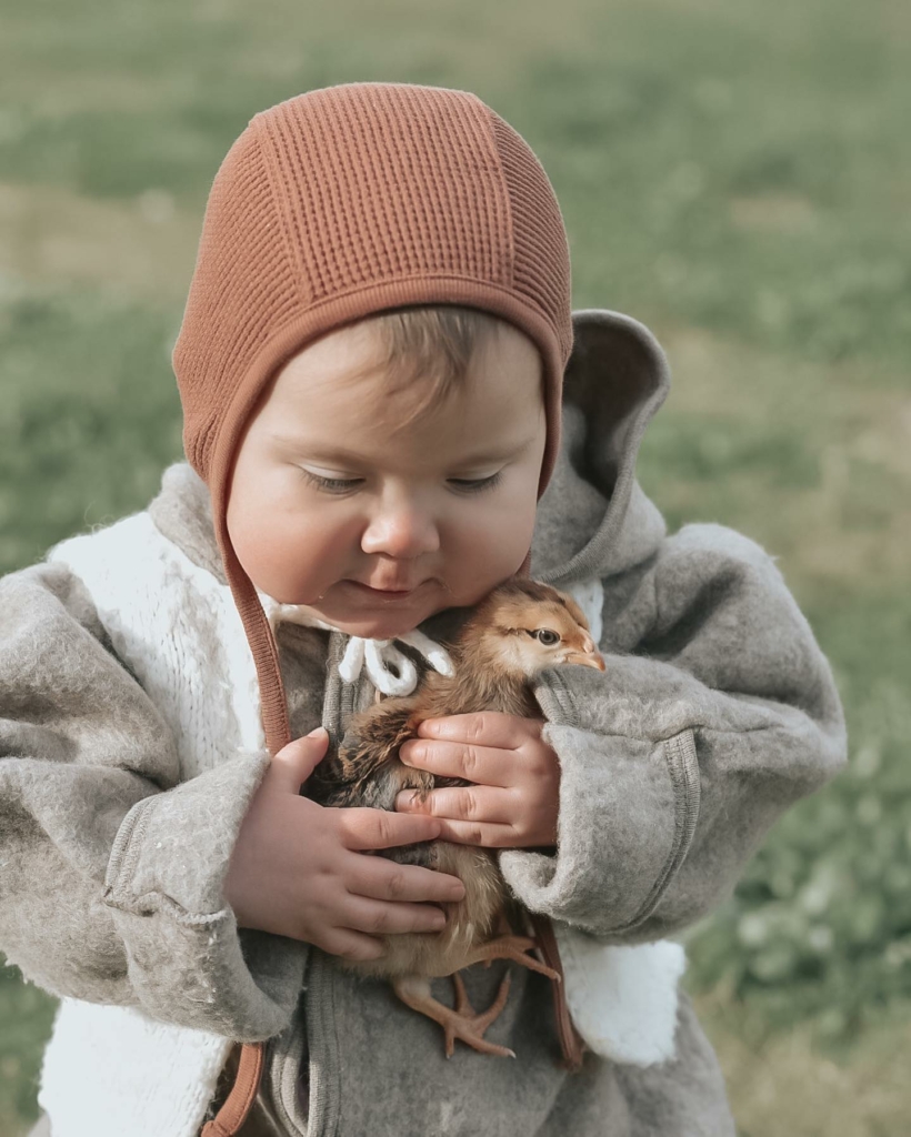 Cô bé yêu quý thiên nhiên và những chú gà con xinh xắn