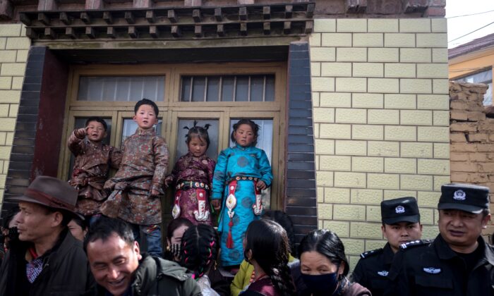 ‘Chế độ giám sát tàn nhẫn’: Việc Trung Quốc thu thập DNA hàng loạt ở Tây Tạng đã đến hồi báo động