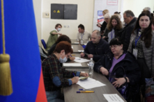 Các cuộc thăm dò ở Ukraine bước sang ngày thứ tư trong bối cảnh luận điệu leo thang từ Nga, Mỹ