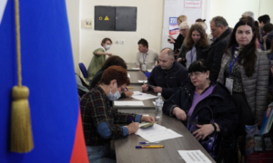 Các cuộc thăm dò ở Ukraine bước sang ngày thứ tư trong bối cảnh luận điệu leo thang từ Nga, Mỹ