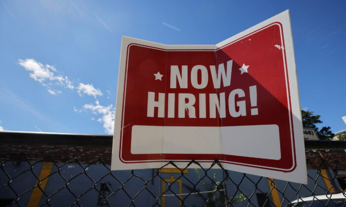 Rạn nứt xuất hiện trên thị trường lao động Hoa Kỳ khi việc làm giảm đột biến 46%, số đơn xin thất nghiệp tăng