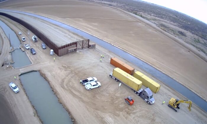Chính phủ TT Biden: Việc Arizona sử dụng các thùng container để lấp các khoảng trống ở bức tường biên giới là bất hợp pháp