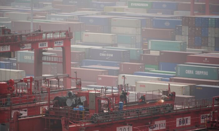Xuất cảng của Trung Quốc sang Nga tăng hơn 20% trong khi tăng trưởng chậm lại ở những nơi khác