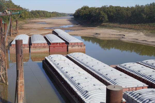 Các hãng xà lan gặp khó khăn khi mực nước sông Mississippi giảm mạnh do hạn hán