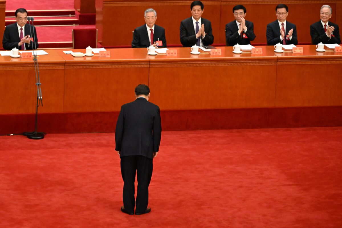 Cựu lãnh đạo Trung Quốc được hộ tống ra khỏi Đại hội Đảng nơi ông Tập củng cố quyền lực