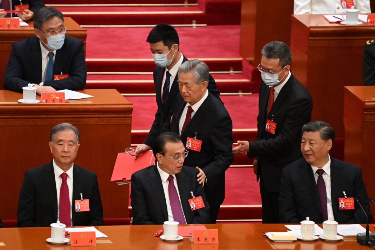 Cựu lãnh đạo Trung Quốc được hộ tống ra khỏi Đại hội Đảng nơi ông Tập củng cố quyền lực