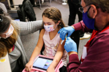 Thụy Điển ngừng khuyến nghị chích vaccine COVID-19 cho trẻ em