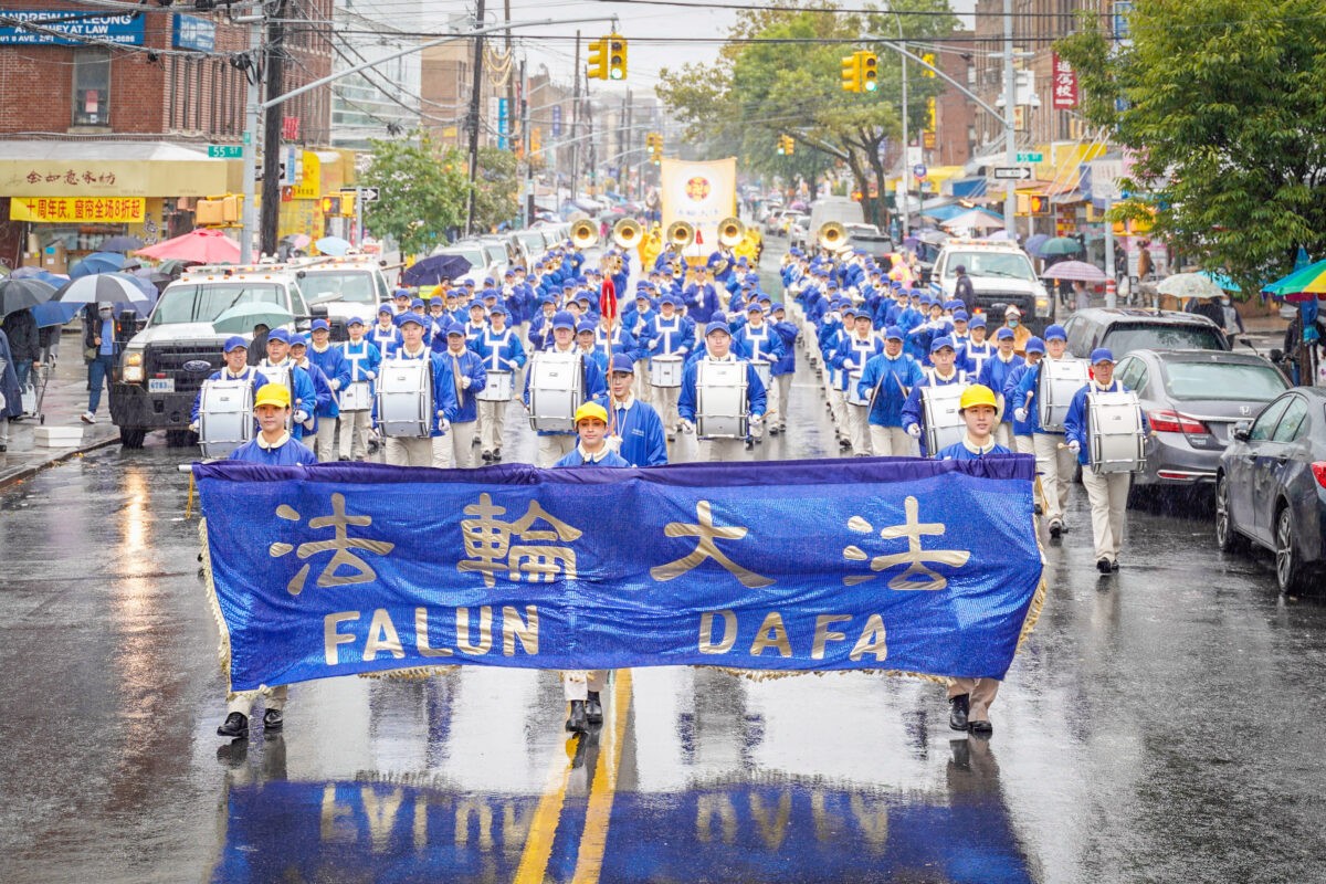 Các học viên Pháp Luân Công diễn hành dưới mưa ở Brooklyn để lên án cuộc bức hại của ĐCSTQ