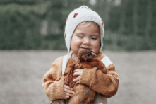 Cô bé yêu quý thiên nhiên và những chú gà con xinh xắn