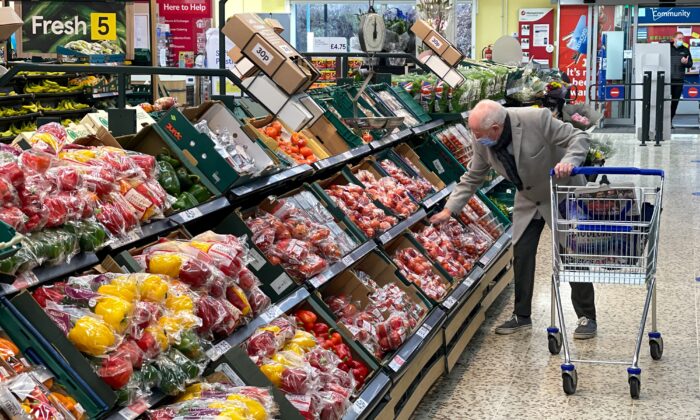 Giá lương thực tăng vọt đẩy lạm phát của Anh quay lại mức cao nhất trong 40 năm