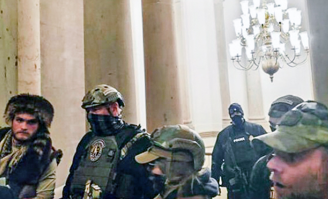 Sĩ quan cảnh sát Capitol thứ hai khai rằng Oath Keepers đã không đề nghị giúp đỡ ông hôm 06/01