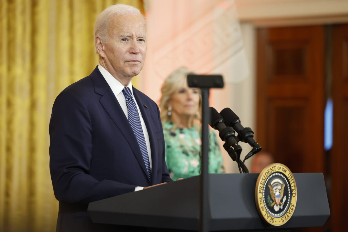 Ông Biden nói việc các tiểu bang cấm liệu pháp chuyển đổi giới tính là ‘vô đạo đức’, ‘đáng lên án’