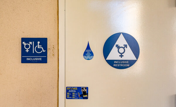 Các trường học Texas bị thúc ép chấp nhận đại từ nhân xưng, phòng vệ sinh, và phòng tắm cho người chuyển giới