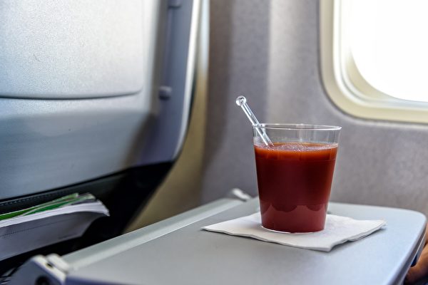 Tại sao nhiều hành khách gọi nước ép cà chua trên phi cơ?
