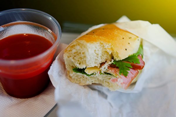 Tại sao nhiều hành khách gọi nước ép cà chua trên phi cơ?