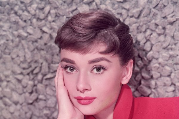 10 bí quyết làm nên vẻ đẹp vượt thời gian của Audrey Hepburn