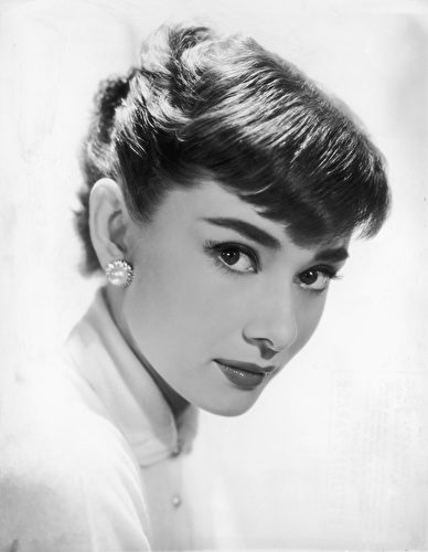10 bí quyết làm nên vẻ đẹp vượt thời gian của Audrey Hepburn