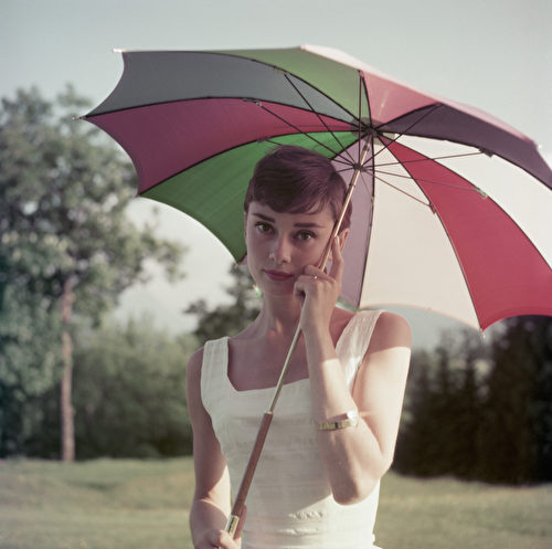10 bí quyết làm nên vẻ đẹp vượt thời gian của Audrey Hepburn