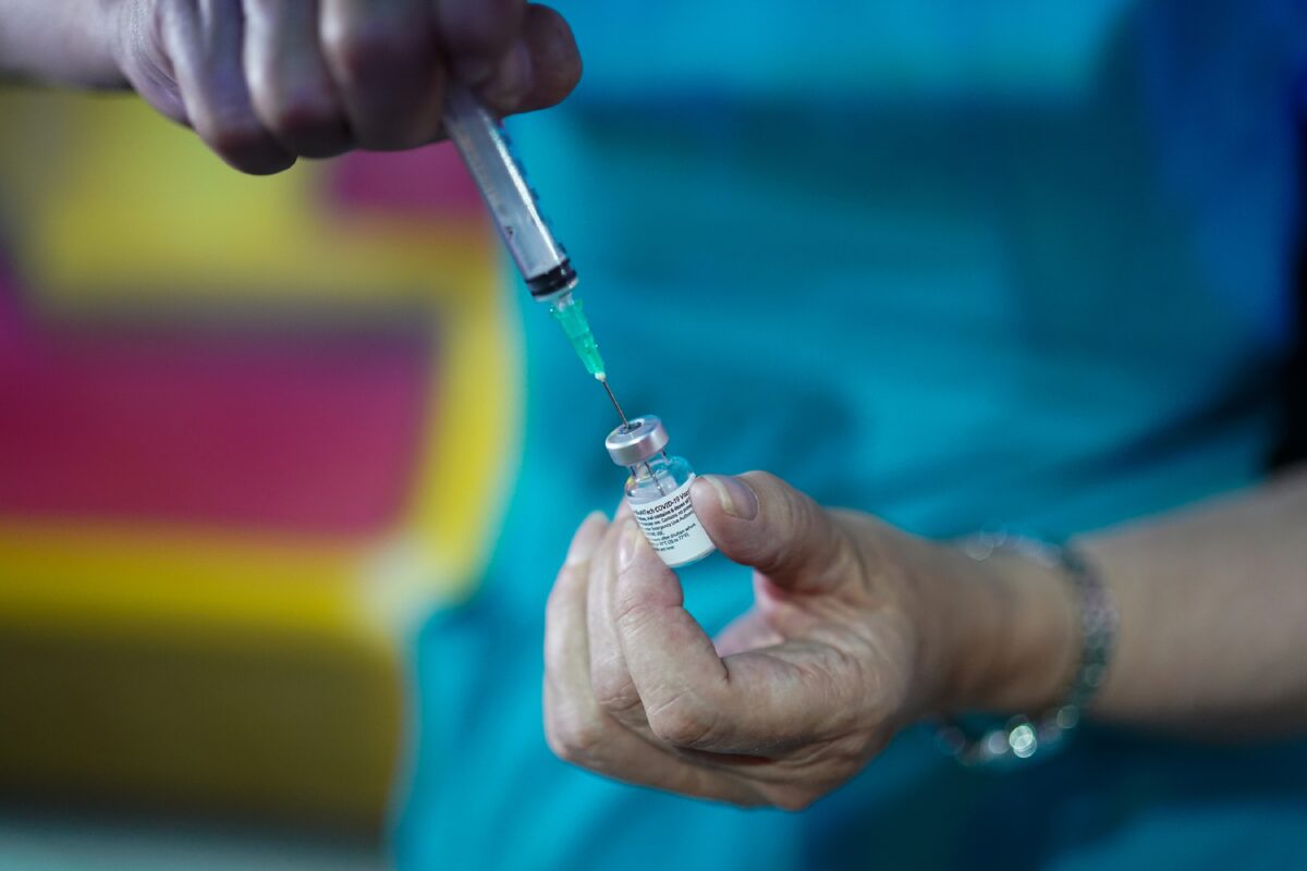 Bác sĩ phản đối vaccine COVID-19 công nghệ mRNA, kêu gọi tạm dừng sử dụng trên toàn cầu